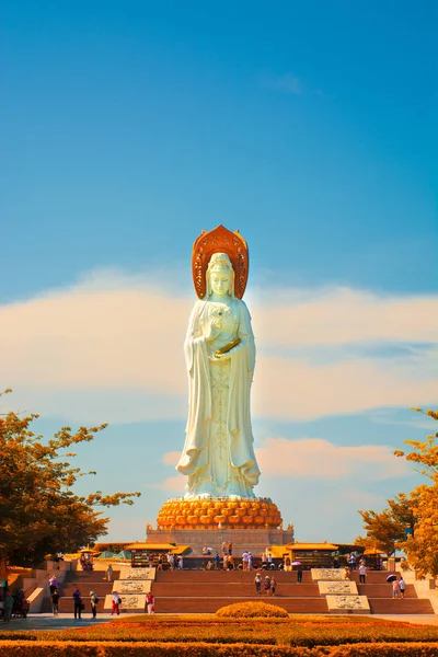 Parque Budista, espacio abierto, muchas estatuas y hermosos lugares en la isla de Sanya . — Foto de Stock
