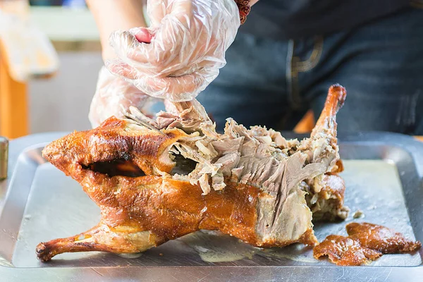 Cook sulu ördeğe Pekin, güzel, aşçı sağlamak hazır parlak ve lezzetli yemek kesti..