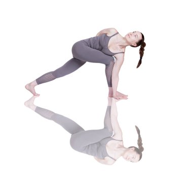 Genç kız Yoga, esnek güzel model beyaz bir arka plan üzerinde farklı pozlar gerçekleştirir. meditasyon ve asanas.