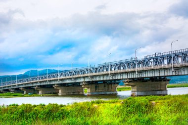 Araba ve tren tarafından gezinmek için Nehri demiryolu Köprüsü. 