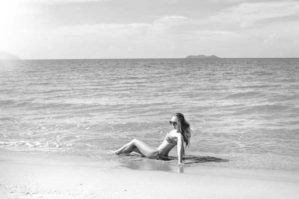 Krásná holka v bikinách pózuje na opuštěné pláži. bílý písek, tyrkysové moře a mladá dívka. — Stock fotografie