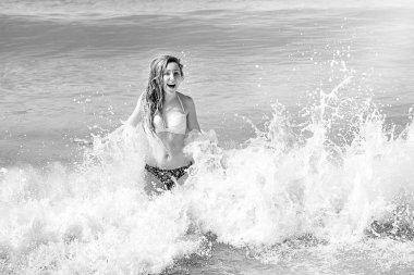 güzel kız bikini ıssız bir sahilde poz. beyaz kum, turkuaz deniz ve bir genç kız.