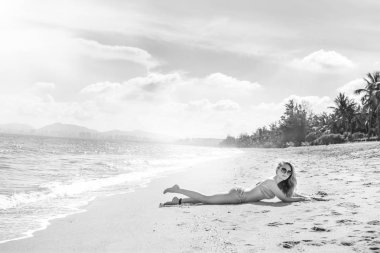 güzel kız bikini ıssız bir sahilde poz. beyaz kum, turkuaz deniz ve bir genç kız.