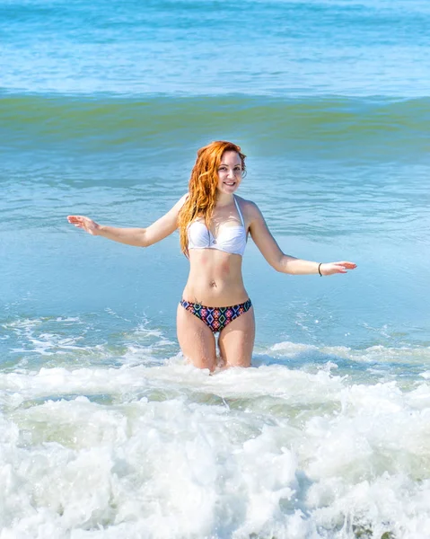버려진된 해변에서 포즈를 취하는 비키니에 아름 다운 소녀. 하얀 모래, 청록색 바다와 소녀. — 스톡 사진