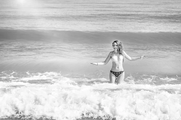 Menina bonita em biquíni posando em uma praia deserta. areia branca, mar azul-turquesa e uma jovem . — Fotografia de Stock
