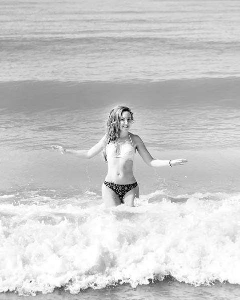 Mooi meisje in bikini poseren op een verlaten strand. wit zand, turquoise zee en een jong meisje. — Stockfoto