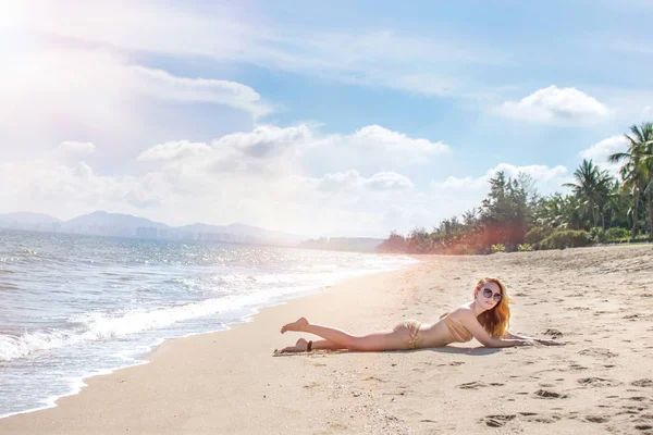 Hermosa chica en bikini posando en una playa desierta. arena blanca, mar turquesa y una joven . —  Fotos de Stock