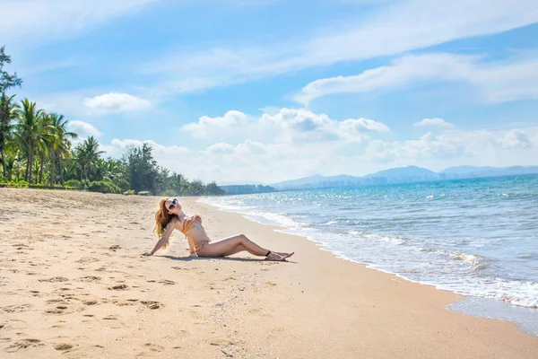 Красива дівчина в бікіні позує на покинутому пляжі. білий пісок, бірюзове море і молода дівчина . — стокове фото