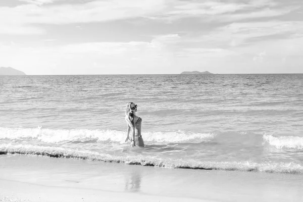 Menina bonita em biquíni posando em uma praia deserta. areia branca, mar azul-turquesa e uma jovem . — Fotografia de Stock