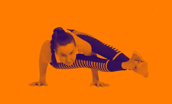 Chica joven realiza diferentes poses de yoga, modelo hermoso flexible sobre un fondo blanco. meditación y asanas . —  Fotos de Stock