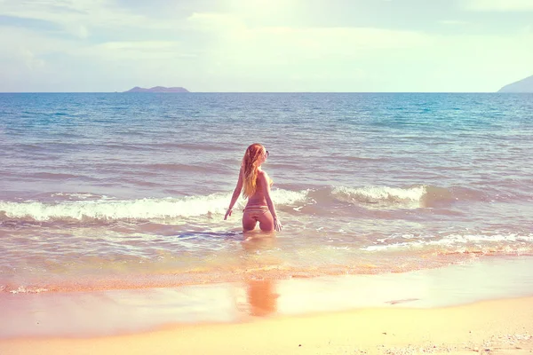 Belle fille en bikini posant sur une plage déserte. sable blanc, mer turquoise et une jeune fille . — Photo