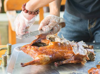 Cook sulu ördeğe Pekin, güzel, aşçı sağlamak hazır parlak ve lezzetli yemek kesti..