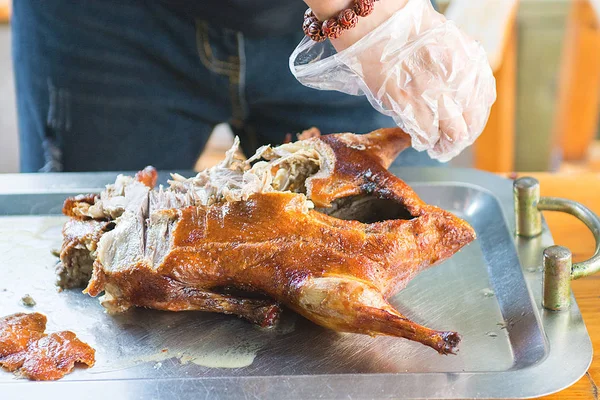 Cook sulu ördeğe Pekin, güzel, aşçı sağlamak hazır parlak ve lezzetli yemek kesti..