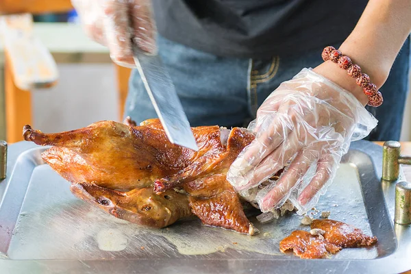Cook sulu ördeğe Pekin, güzel, aşçı sağlamak hazır parlak ve lezzetli yemek kesti..