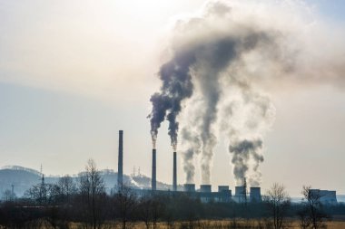 hangi pis duman, gider birçok büyük boru egzoz dumanı ve çobanlar, şehrin yukarısındaki,
