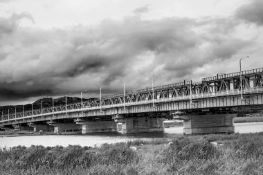 Araba ve tren tarafından gezinmek için Nehri demiryolu Köprüsü. 