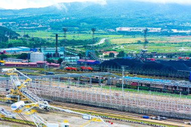 bağlantı noktası, birçok farklı musluklar ve kömür, büyük bir liman aşırı Üstten Görünüm. 