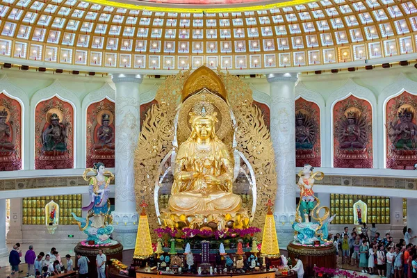 Centrum buddyzmu w Sanya. Świątynia z Lotus na suficie, Golden Buddha i wielu rzeźb i boginie. — Zdjęcie stockowe