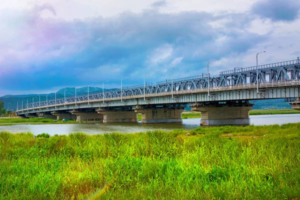 Die Eisenbahnbrücke über den Fluss, um mit Auto und Zug zu navigieren. — Stockfoto