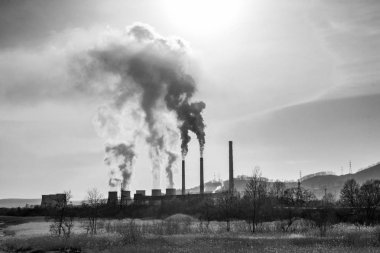 hangi pis duman, gider birçok büyük boru egzoz dumanı ve çobanlar, şehrin yukarısındaki,