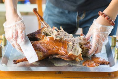 Cook sulu ördeğe Pekin, güzel, aşçı sağlamak hazır parlak ve lezzetli yemek kesti..