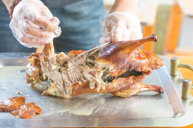 Cook sulu ördeğe Pekin, güzel, aşçı sağlamak hazır parlak ve lezzetli yemek kesti..