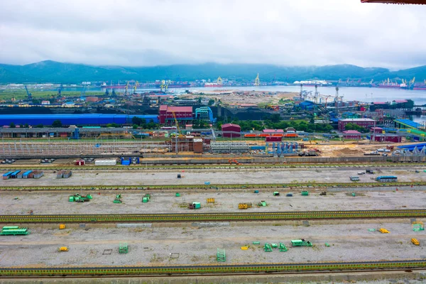 Vista superior do porto, muitos galos diferentes e sobrecarga de carvão, um grande porto . — Fotografia de Stock