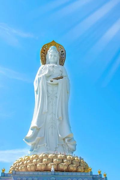 Buddhista Park, nyitott tér, a sok szobrok és a legszebb hely a szigeten Sanya. — Stock Fotó