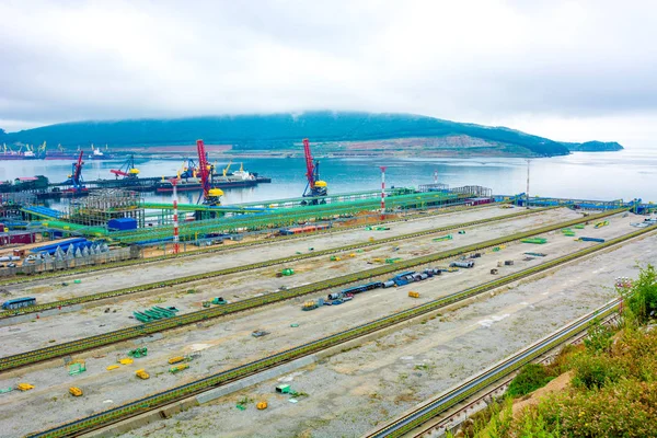 Vista superior del puerto, muchas pollas diferentes y la sobrecarga de carbón, un gran puerto marítimo . — Foto de Stock