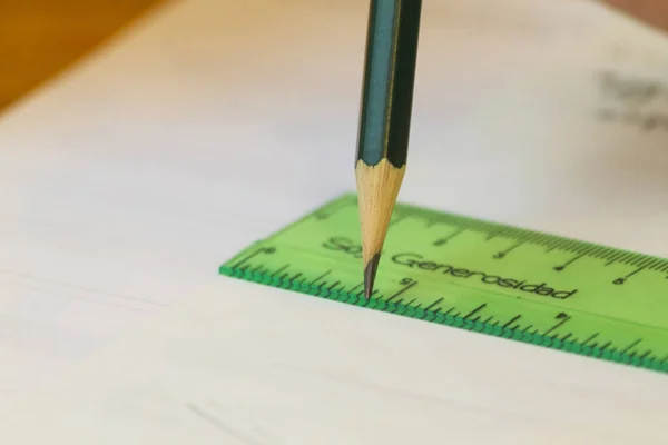 Lapiz verde con regla verde que zar generosidad