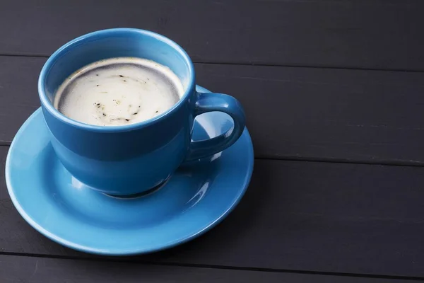 Café Taza Azul Con Plato Que Hace Juego Fondo Madera — Fotografia de Stock