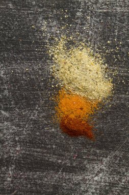 Especies de diferentes sabores en fondo negro desgastado