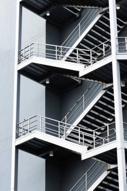Escaleras de acil de plata en edificio gris de nueva construccion para acil