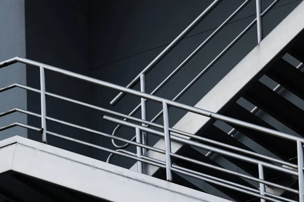 Escaleras de acil de plata en edificio gris de nueva construccion para acil