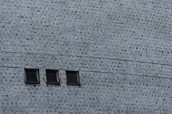 Pared Gris Con Textura Cemento Tres Ventanas Cuadradas Negras Esquina — Stok fotoğraf