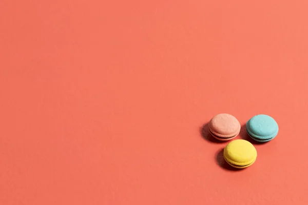 Borradores dairesel en colores rosa azul y amarillo sobre una mesa de renk mercan