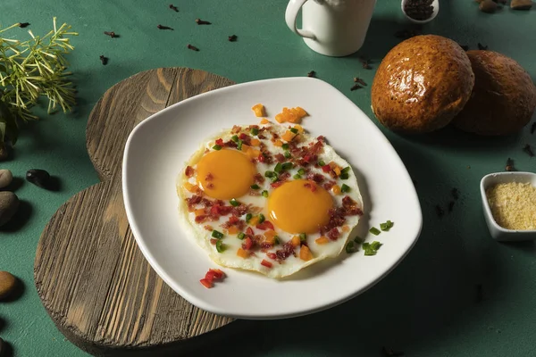 Huevos Fritos Con Tocineta Pepino Rojo Verde Pan Csokoládé Fondo — Stock Fotó