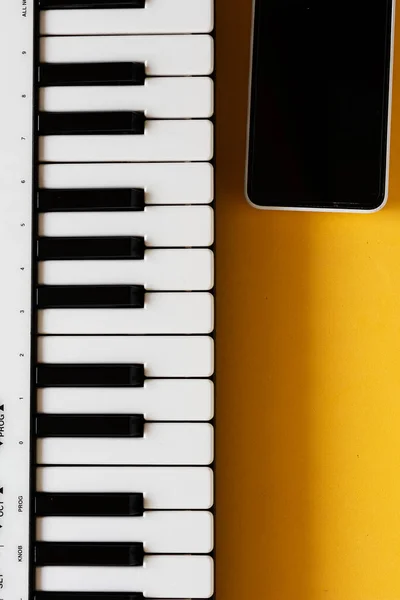 Piano Controlador Midi Pequeo Sobre Fondo Amarillo Con Celular Estudiando — Foto Stock