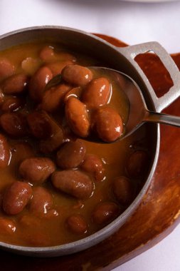 Primer plano de cuchara en sopa de frijoles rojos. Plato Geleneksel Kolombiya