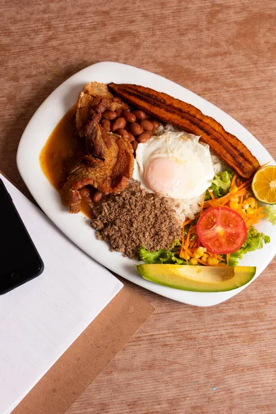 Bandeja Paisa Plato Tradicionális Medellin Con Carne Cerdo Arroz Huevo — Stock Fotó