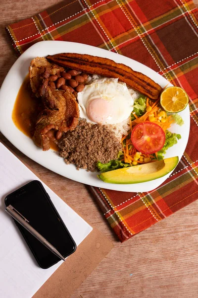 Bandeja Paisa Plato Tradicionális Medellin Con Carne Cerdo Arroz Huevo — Stock Fotó