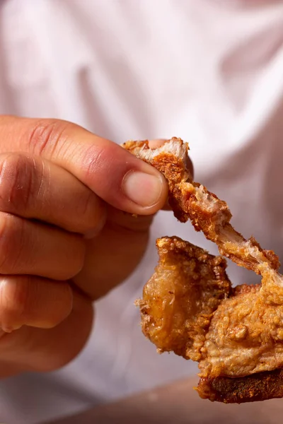 Primer Plano Mano Hombre Comiendo Chicharron Cerdo Frito Comida Tradicional — Stock Photo, Image