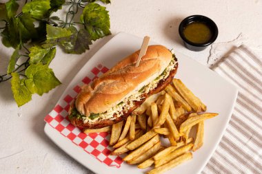 Choripan Argentino en plato con papas fritas. Plato Argentino geleneksel de chorizo pan baguette chimichurri. queso 