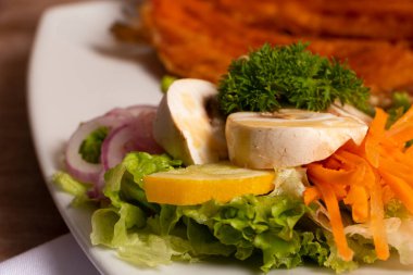 İlk plano de Championes y pepino amarillo en ensalada casera hecha en casa