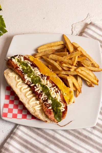 Choripan Argentino Plato Con Papas Fritas Platon Argentino Tradicional Chorizo — Zdjęcie stockowe