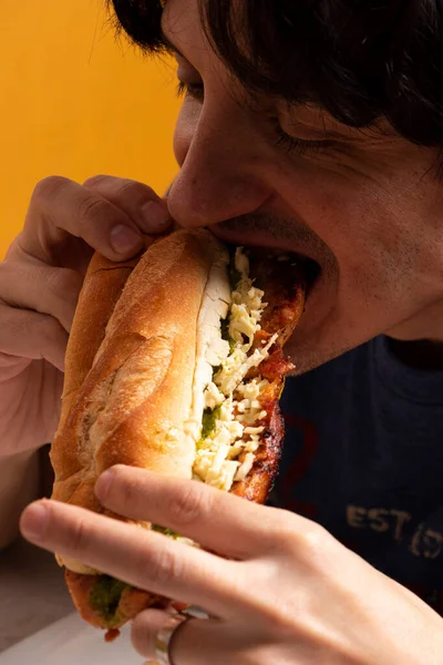 Hombre Comiendo Emparedado Chorizo Mordiendo Con Los Ojos Cerrados Comiendo — Foto de Stock