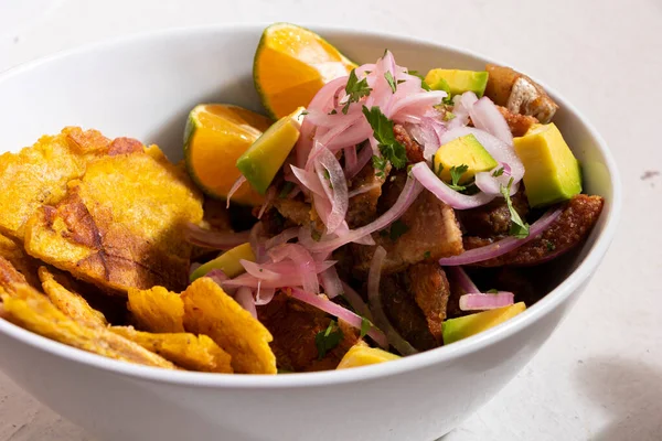 Ceviche Chicharron Con Cebolla Platano Limon Cerdo Plato Hondo Blanco — Foto de Stock