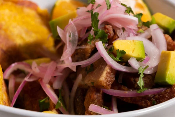 Ceviche Chicharron Con Cebolla Platano Limon Cerdo Platone Hondo Blanco — Foto Stock