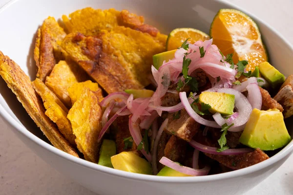 Ceviche Chicharron Con Cebolla Platano Limon Cerdo Plato Hondo Blanco — Foto de Stock