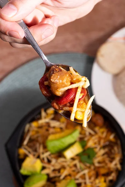 Mano Sosteniendo Cuchara Con Comida Colombiana Tradicional Papas Chorizo Carne — Foto de Stock